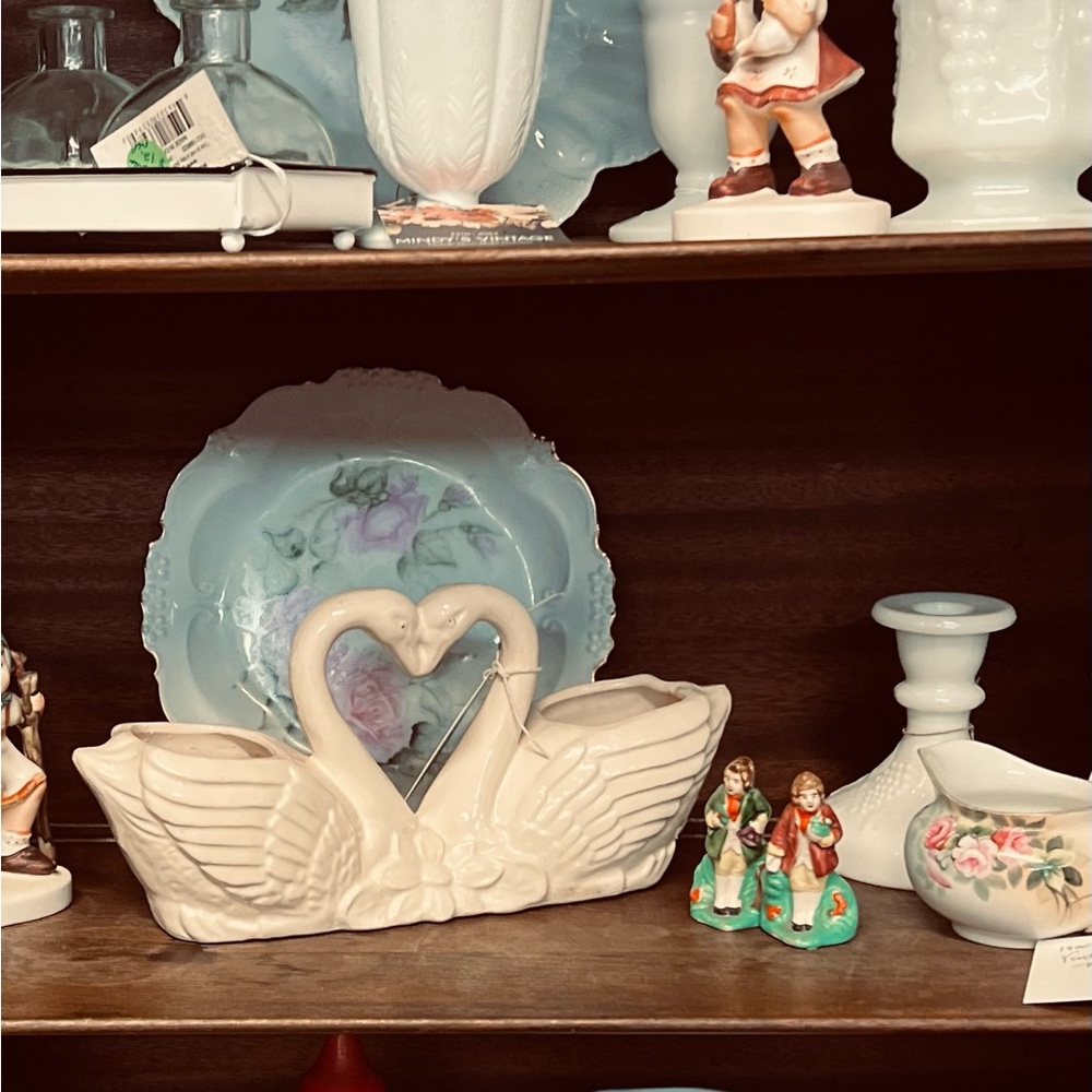 Source Unknown Cream Swan Planter